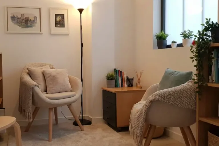 Sala de terapia acogedora y tranquila en Madrid para sesiones de mejora de la autoestima