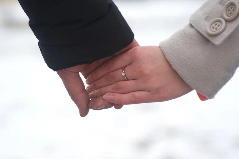 Pareja uniendo sus manos en una sesión de terapia de pareja para mejorar la comunicación y el compromiso